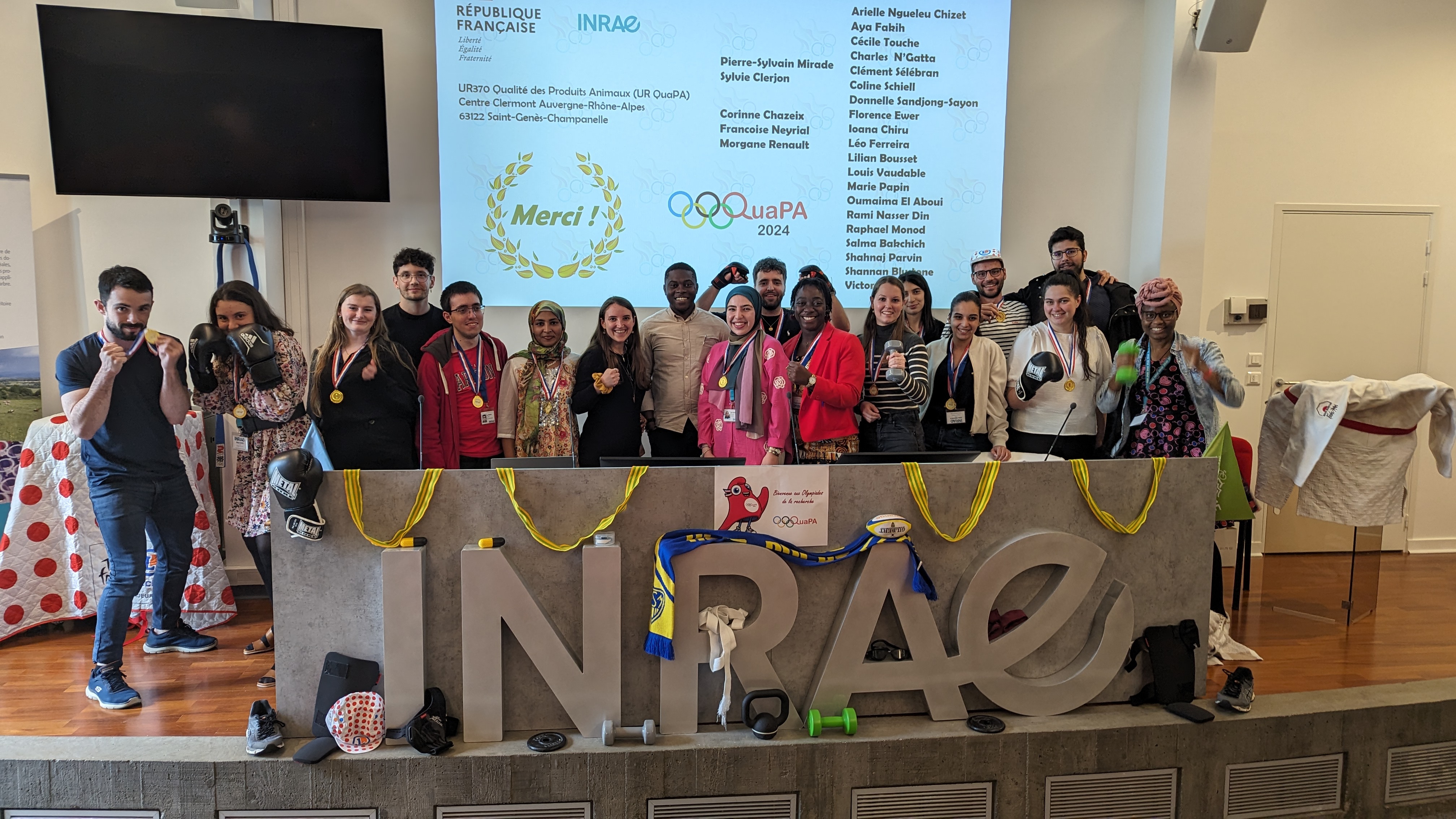 Toute l'équipe des non-titulaires à la fin de l'animation des Olympiades de la Recherche