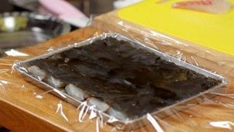 On voit une préparation sous vide du Kobujime.