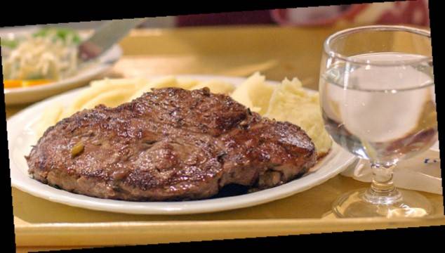 une assiette avec de la viande cuite