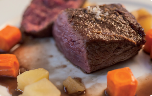 plat de viande cuite et légumes