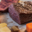plat de viande cuite et légumes